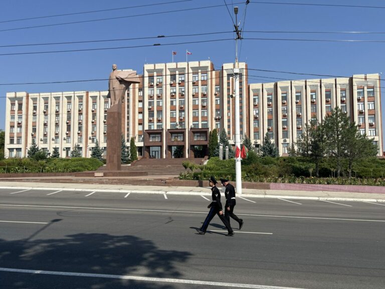 Statue de Lénine devant le siège du Soviet suprême de Transnistrie, à Tiraspol