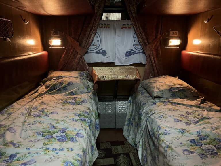 Compartiment couchette du train de nuit Prietenia, entre Bucarest et Chișinău
