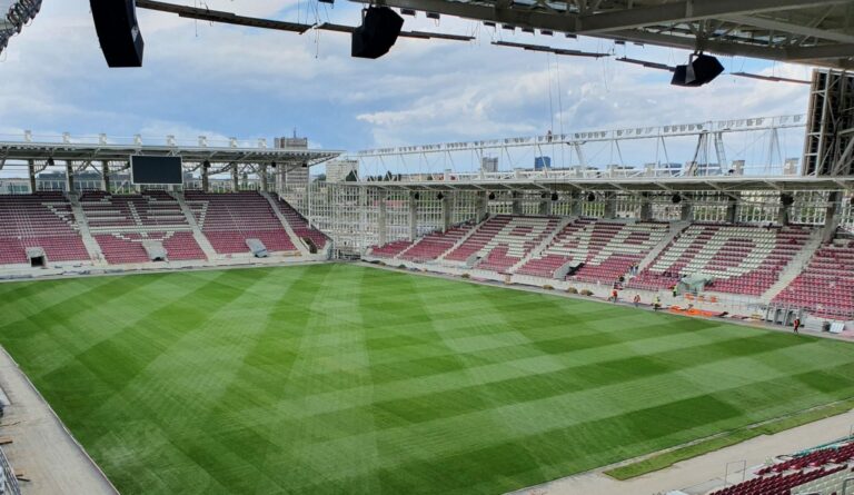 Stade Giulești du Rapid Bucarest, tribunes floquées RAPID, en fin de chantier