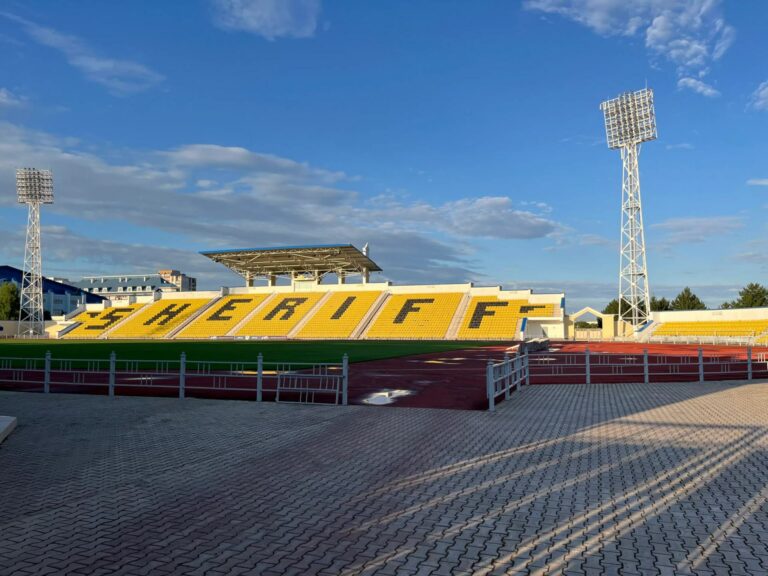 Tribune du complexe sportif Sheriff à Tiraspol, sièges jaunes formant le mot SHERIFF