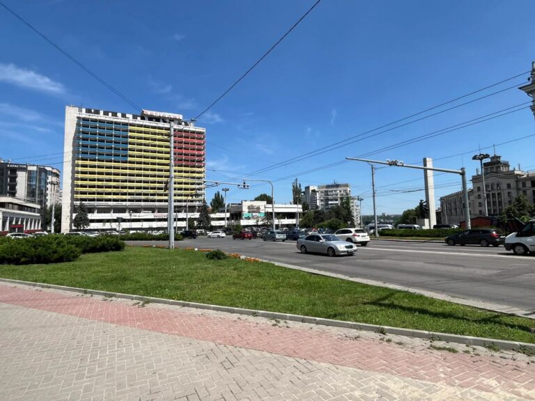 Immeuble soviétique de Chișinău repeint aux couleurs du drapeau moldave